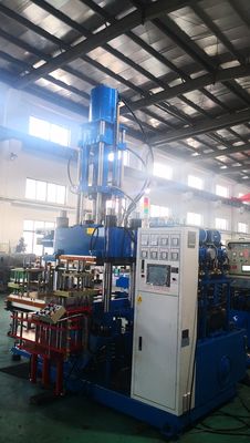 Macchina della stampa della macchina di 200 Ton High Speed Injection Molding per l'isolante del silicone