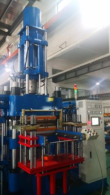 Macchina della stampa della macchina di 200 Ton High Speed Injection Molding per l'isolante del silicone