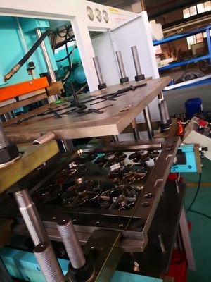 Macchina per lo stampaggio a iniezione di gomma di silicone per la fabbricazione di ricambi di gomma