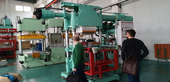 Macchina per stampaggio a iniezione orizzontale di gomma da 4000 cc per la fabbricazione di isolanti