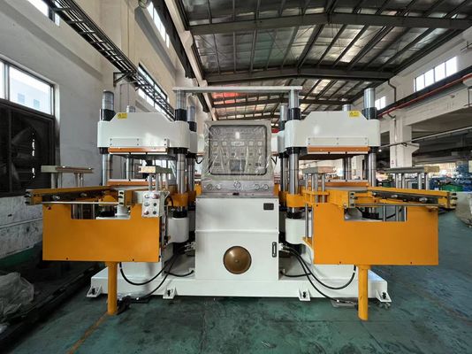 Macchina per la stampa a caldo per la vulcanizzazione di lamiere per la fabbricazione di parti per autoveicoli/assorbitore di urti in gomma
